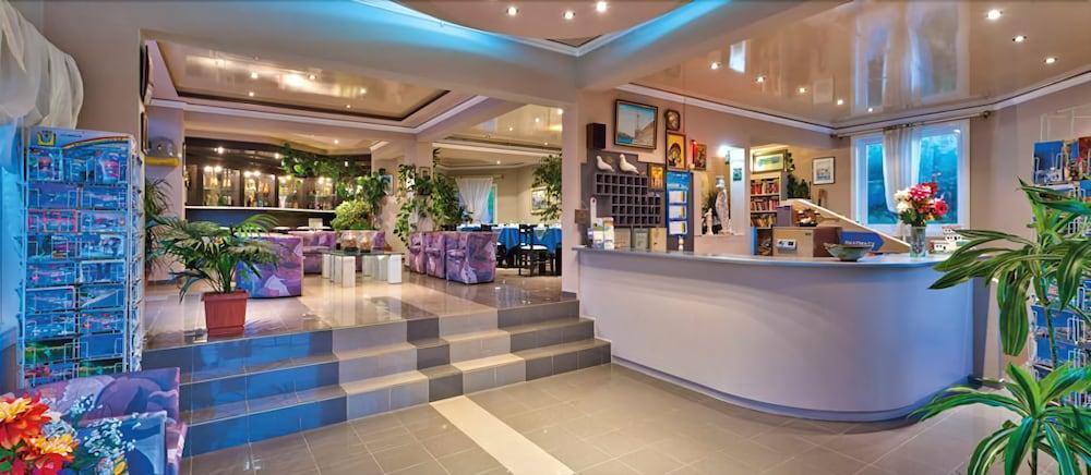 Hotel Koukouras Stalós Екстериор снимка